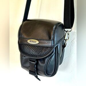 Vintage Nikon 5523 Black Leather Camera Crossbody Mesh & Zipper Pockets Bag